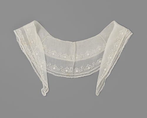 Sjaalkraag met smalle omslag van wit neteldoek versierd met plumetis-borduurwerk afgezet met een smalle strook kant by anonymous