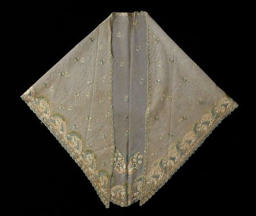 Fichu van zijden tule, driehoekig, getamboereerd met strooimotief van boeketten en langs twee zijden florale randmotieven in groene, beige en rose vloszijde by anonymous