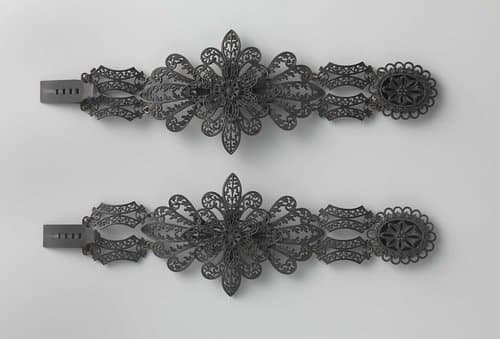 Een paar armbanden by Johann Conrad Geiss