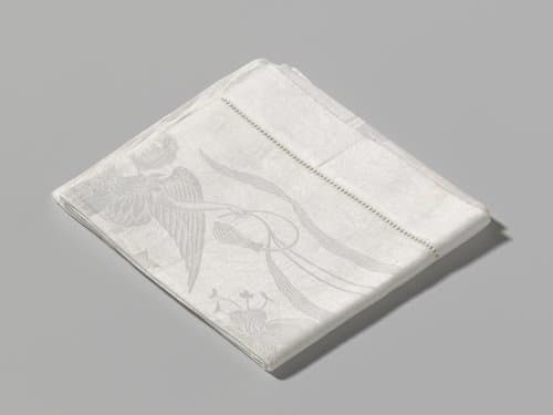 Servet met gevlamde zon, sterren, engelen en bloemen by anonymous