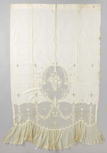 Glasgordijn met decoratie van hengselmand met bloemen en medaillons. by anonymous