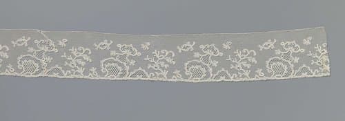 Strook kloskant met schuin geplaatste vierdubbele cartouche en bessentak by anonymous