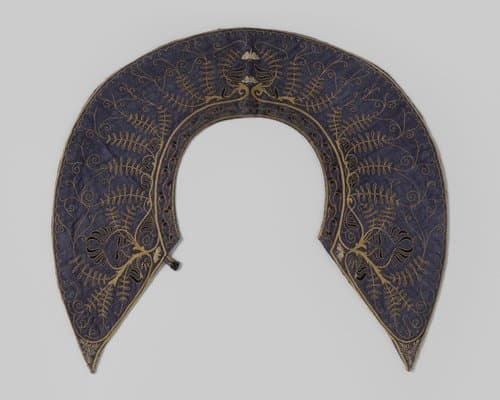 Kraag van donkerblauwe shantoeng, met zijde geborduurd by anonymous