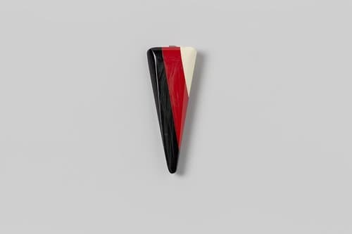 Clip van zwart, rood en wit been (?), Art Déco, spitse driehoekvorm met punt naar beneden gericht by anonymous