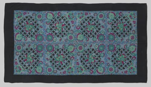Rechthoekige sjaal van crêpe georgette in blauw met bloemen en bladeren in fuchsiaroze en groen, waarlangs een effen zwarte rand by anonymous