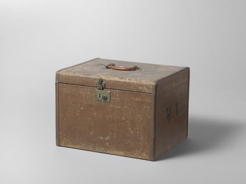 Hoedenkoffer met bruin linnen bekleed by Unknown Artist