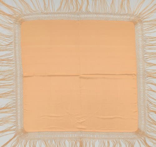 Vierkante sjaal van effen oranje zijde, rondom afgewerkt met lange franje by anonymous