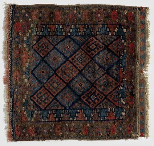 Kussenvoorblad met blauw rasterdessin, gezigzagde driehoeken, rozetten en margrieten. by Unknown Artist