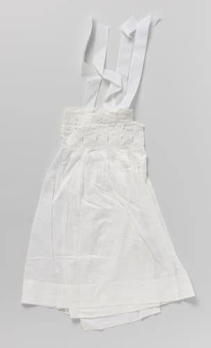 Babyschort van linnenbatist, versierd met broderie Anglaise, wit- en ajourwerk, afgezet met Valenciennes by anonymous