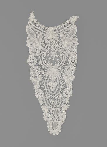Plastron van duchesse de Bruxelles met inzetstuk van naaldkant by anonymous