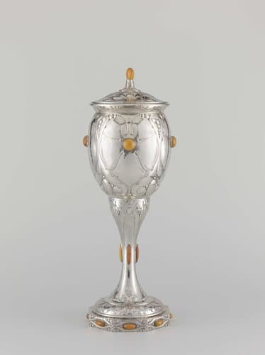 Bokaal met eivormige cuppa en gewelfd deksel, bekroond door een barnsteen by J.M. van Kempen & Zoon