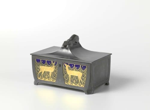Kist van ijzer, aan de voorzijde gedecoreerd met twee verguld koperen plaques met reeën by anonymous