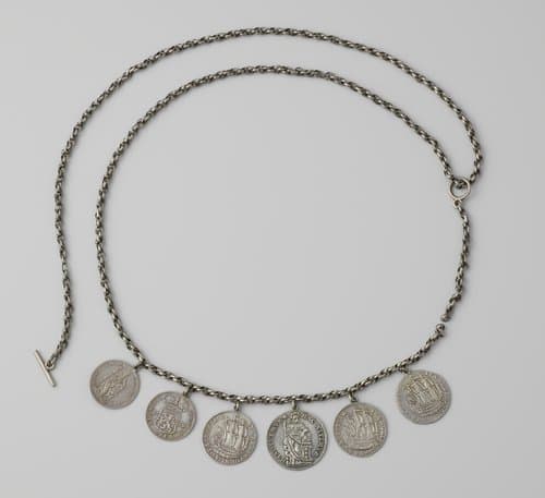 Ketting met zes munten in doos by Unknown Artist