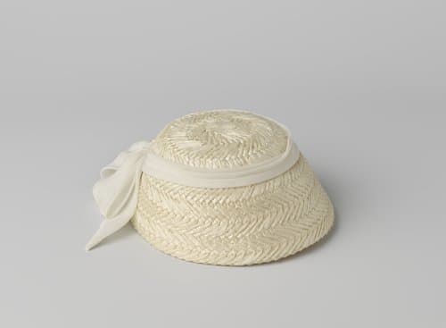 Cloche van gevlochten wit plastic by anonymous