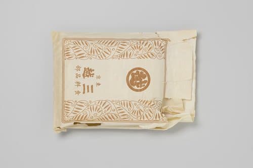 Papierzak waarin 22 haarnetjes, per 2 of 3 stuks verpakt, met Engels/Japans opschrift by anonymous