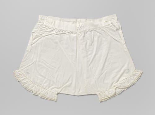 Katoenen kinderonderbroek, versierd met geborduurde bloemetjes en afgezet met een machinaal kanten strookje by mevrouw J.M.J.C. Boissevain-Brantjes