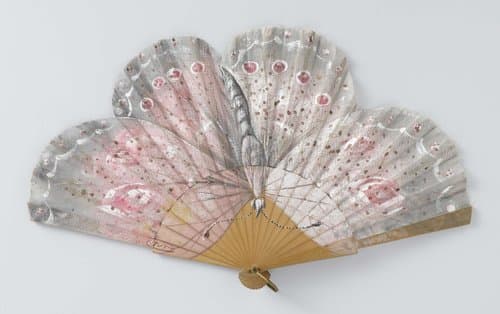 Vouwwaaier met geschulpt blad van katoenen gaas geheel beschilderd als vlinder in rose, zilver en wit, op een houten montuur by Tutin