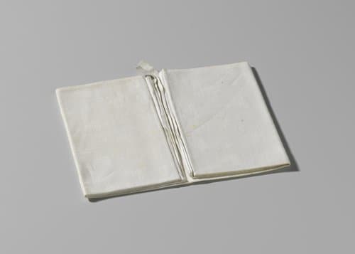 Handdoek of servet van wit linnendamast by Unknown Artist