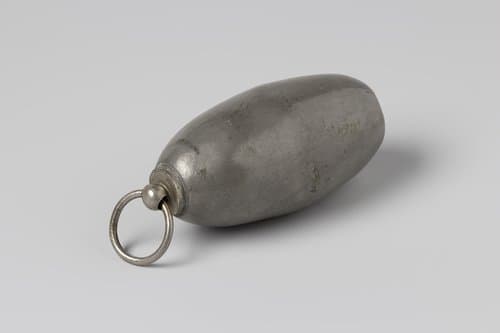 Mofkruik of gewicht van lood, ovaalvormig met aan een kant een ring by anonymous