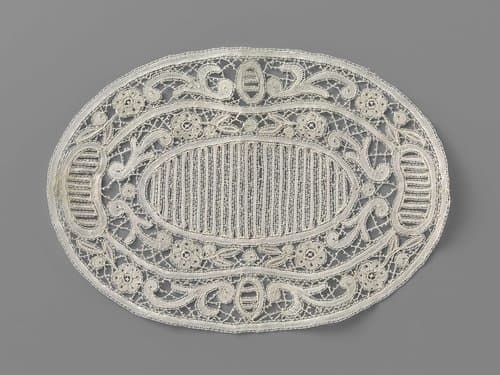 Ovaal kleedje van kloskant met gearceerde medaillons by anonymous