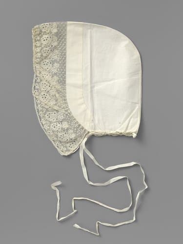Friese muts met strook kloskant met frambozen by anonymous