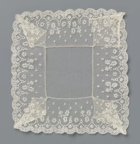 Speldenkussen van kloskant met 'oorbelletjes' by anonymous