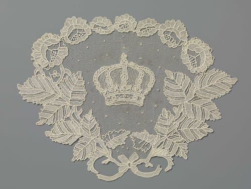 Ontwerp in naaldkant met een motief van een kroontje in een krans van rozentakken by anonymous