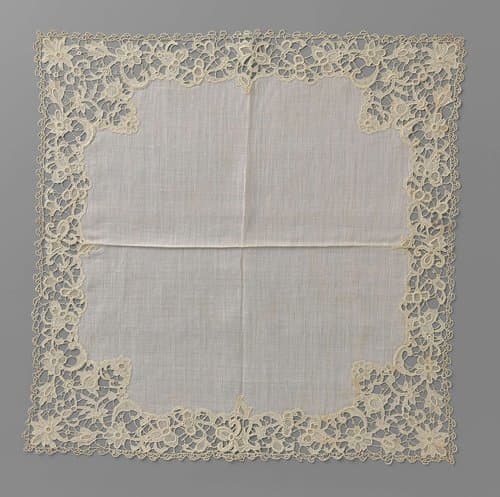 Zakdoek van naaldkant met bloemen en een binnenstuk van batist by anonymous