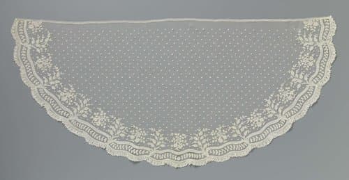 Voile van applicatiekant met golvende campane-rand by anonymous