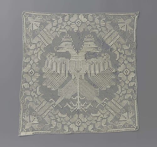 Kleedje van filetkant met gekroonde dubbele adelaar by anonymous