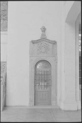 Poort van zandsteen van Het huis te Groesbeek by anonymous