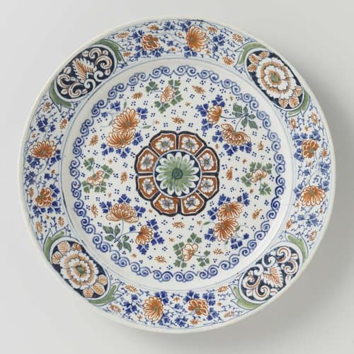 Bord met bloemdecoraties en strooibloemen. by anonymous