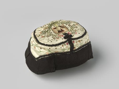 Muts van lichtblauwe zijde, geborduurd met zwarte kralen en gekleurde bloemen met pailletten by anonymous