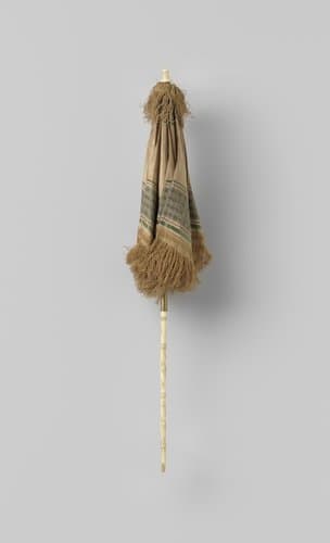 Rijtuigparasol met dek van beige moirézijde met ingeweven groene rand, op houten stok waaraan een handvat van been met spiraalvorm reliëf by anonymous