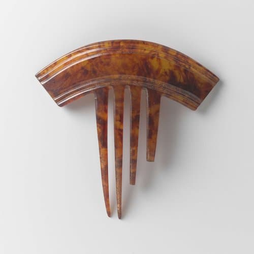 Haarkam van imitatie schildpad met gladde, paraboolvormige rug, vier tanden by anonymous
