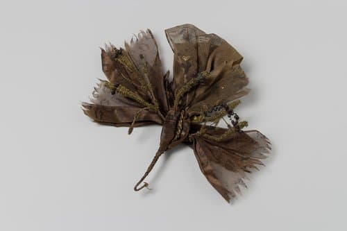 Corsage van bruin lint met print, bruin gaas met gouddraad doorweven en gouddraad troetels by anonymous