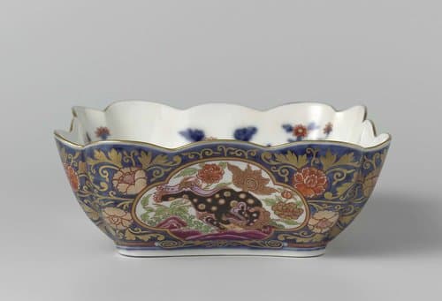 Slabak met geschulpte rand, beschilderd met Imari decor by Porceleinfabriek aan den Amstel