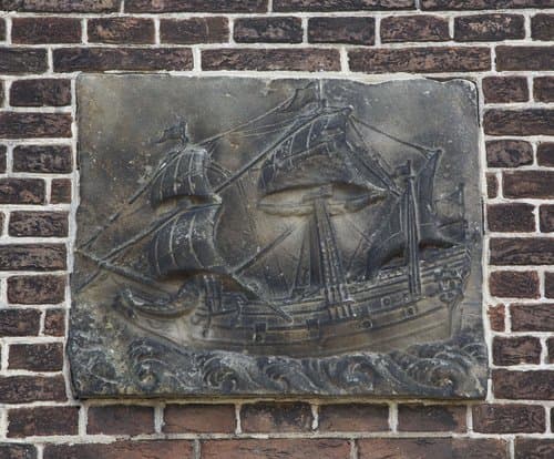 Gevelsteen met zeilschip type Pinas by Unknown Artist