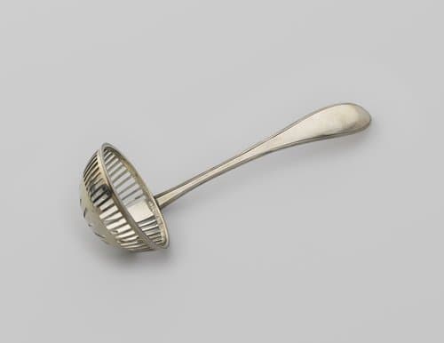 Suikerstrooilepel met ronde, opengewerkte bak en steel met spits toelopend uiteinde by Theodorus Gerardus Bentvelt