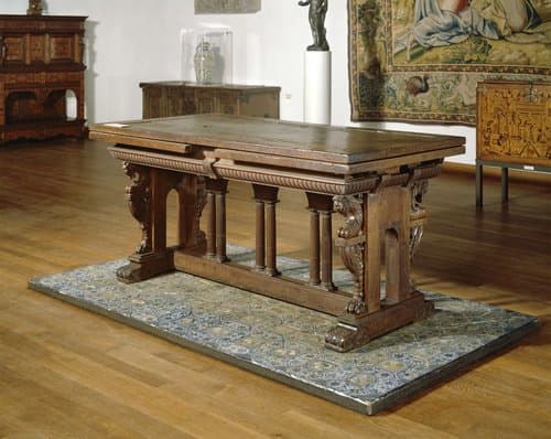 Wangentafel van notenhout met trekbladen. Met sleeppoten verbonden door voetregels waarop drie gekoppelde Toscaanse colonnettten met vier bogen. by anonymous