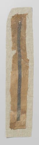 Bandvormig fragment met geometrisch patroon en getande boorden by anonymous
