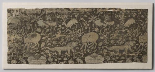 Fragment van bruin lampas met het liefdesverhaal Layla en Majnun by anonymous