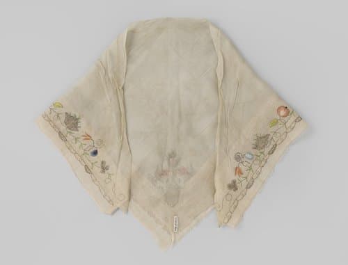 Fichu van zijde, vierkant, langs twee zijden geborduurd met een rand van bloemen en vruchten in zilverdraad en veelkleurige zijde by anonymous