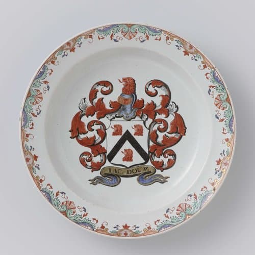 Bord met op het plat het familiewapen Douw by anonymous