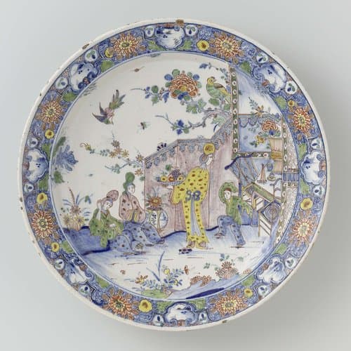 Veelkleurig beschilderde schotel met vier Chinese figuren by anonymous