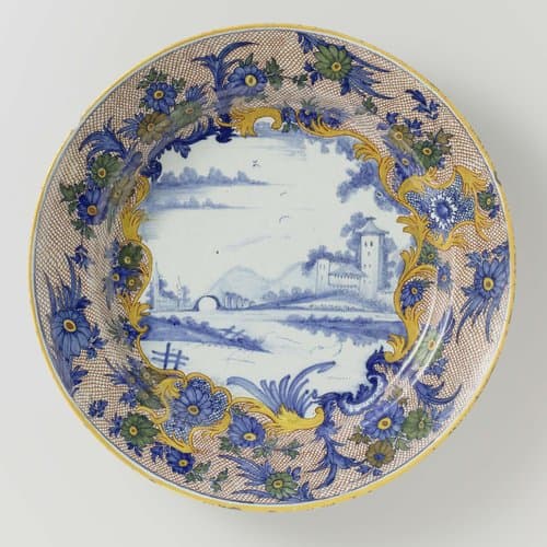 Schotel van veelkleurig beschilderde faïence by anonymous