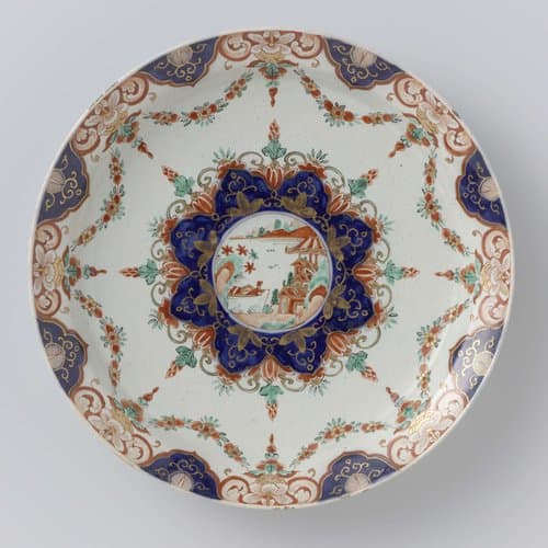 Bord van veelkleurig beschilderde faïence by anonymous