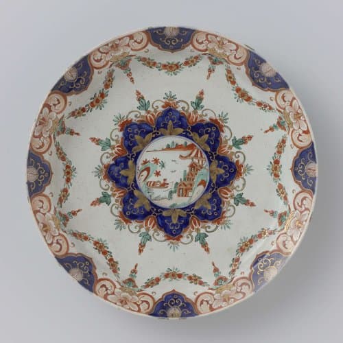 Bord van veelkleurig beschilderde faïence by anonymous