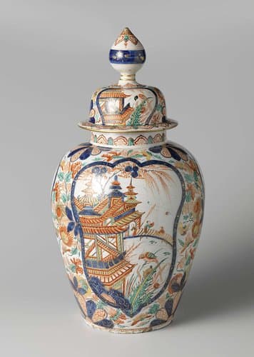 Veelkleurig beschilderde pot met deksel van faïence by anonymous