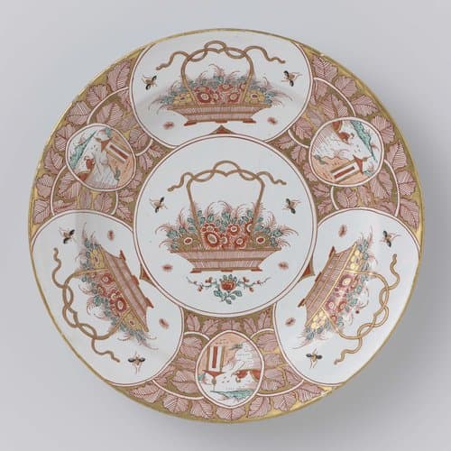 Bord van veelkleurig beschilderde faïence by anonymous